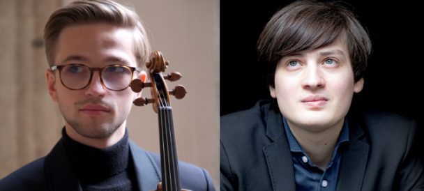 Dwóch młodych mężczyzn, których koncert odbędzie się w Dworku, na czarnym tle, jeden z nich trzyma skrzypce, obydwaj patrzą w przestrzeń