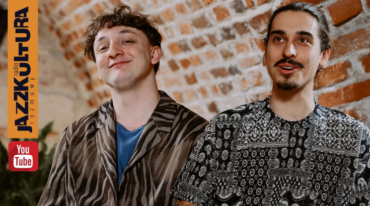 dwóch młodych mężczyzn, bohater i prowadzący programu w Dworek TV, uśmiecha się do aparatu, w tle ceglana ściana, z boku pasek z napisem Jazzkultura