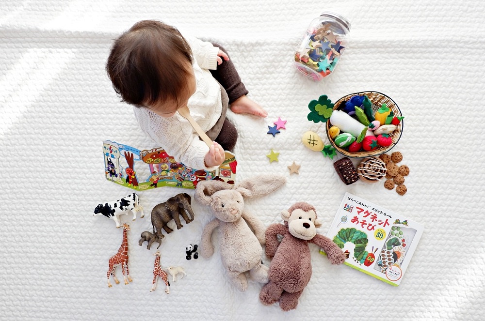 małe dziecko bawiące się zabawkami