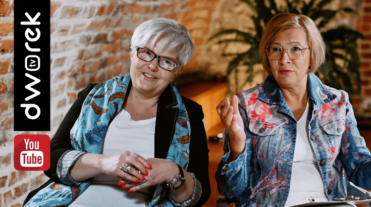 Na zdjęciu gościni odcinka, Beata Michalska z założonymi dłońmi, obok prowadząca - Renata Głowacka. Uśmiechnięte, siedzą w charakterystycznym, ceglanym studio Dworek TV,