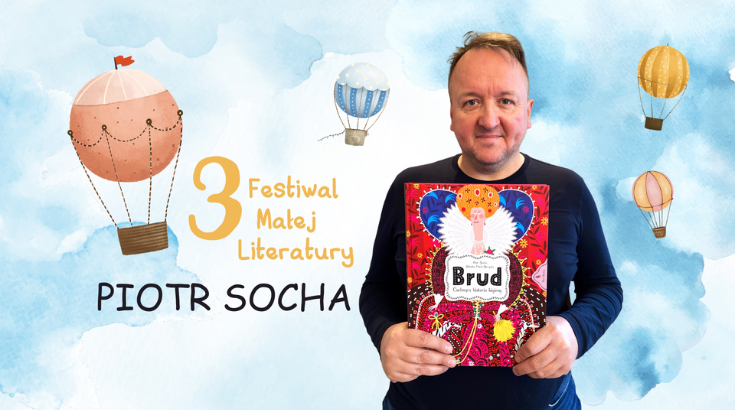 Na zdjęciu Piotr Socha trzymający książkę, w tle graficzne niebo i balony