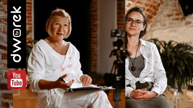 Anna Warzyńska z prowadzącą, Renatą Głowacką, w studio Dworek TV, zajęte rozmową - prowdząca mówi, gościni się przysłuchuje