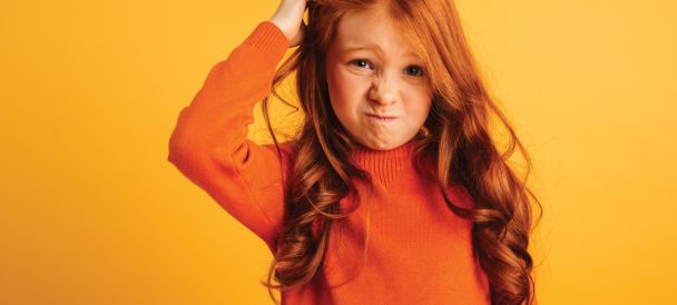 zdjęcie portretowe rudowłosej dziewczynki w wieku około sześć lat