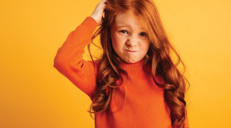 zdjęcie portretowe rudowłosej dziewczynki w wieku około sześć lat