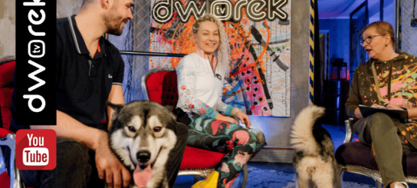 Dogoterapeuci z psami husky w studio nagrań Dworek TV.