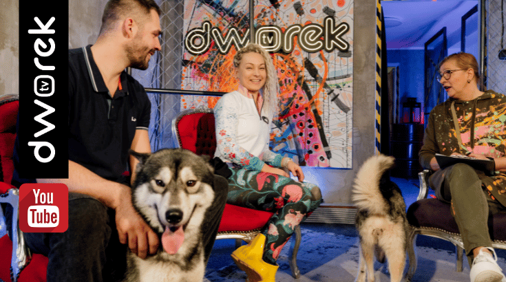 Dogoterapeuci z psami husky w studio nagrań Dworek TV.