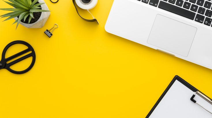żółty blat biurka z laptopem