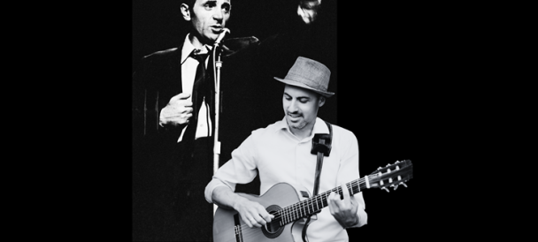 Dwóch mężczyzn na czarnym tle. Jeden śpiewa, drugi gra na gitarze. wszystko w kolorach czarno - białych.