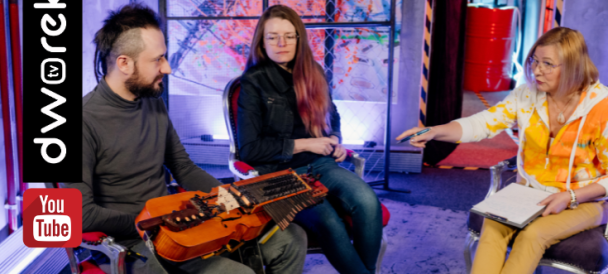 Duet muzyczny Jarzmo w studio Dworek TV z redaktor Renatą Głowacką.