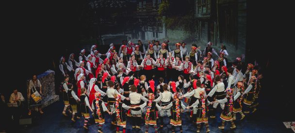Grupa tańca folkowego na scenie: zdjęcie z lotu ptaka.