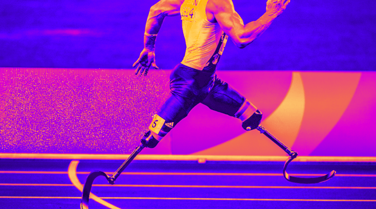 Niepełnosprawny z protezami nóg biegnie na igrzyskach olimpijskich.