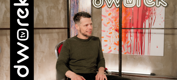 W studio dworek tv siedzi gość - Jakub Rozwadowski