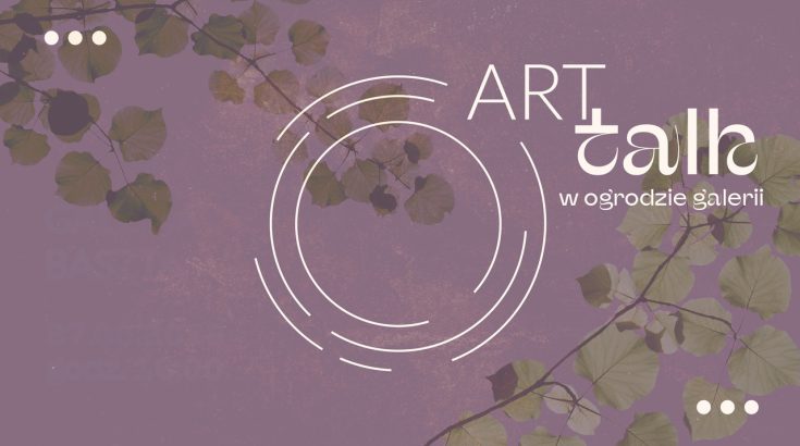 Okrąg z napisem "ART talk" na fioletowym tle z motywem gałęzi drzew z jasno-zielonymi liśćmi.