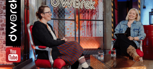 Na zdjęciu podróżniczka Agnieszka Dziadek z prowadzącą podcast Magdaleną Ochocką w studio Dworek tv.