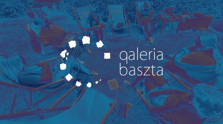 Na granatowym tle logotyp Galerii Baszta