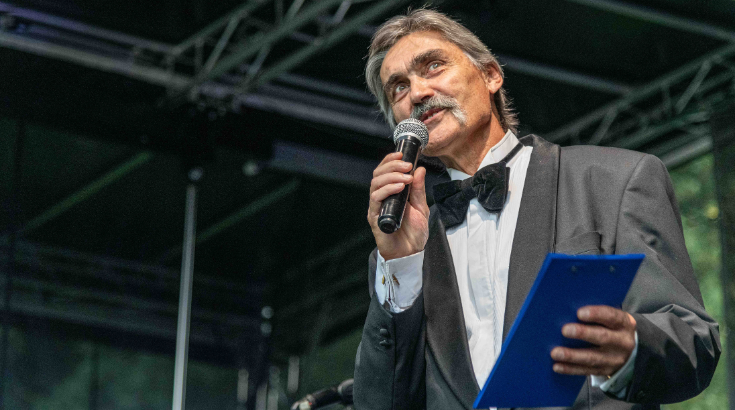 Jan Migała na scenie Dworku Białoprądnickiego