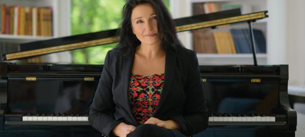 Na zdjęciu w centralnym punkcie pianistka Bożena Ficht Maciejowska. W tle fortepian.