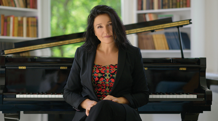 Na zdjęciu w centralnym punkcie pianistka Bożena Ficht Maciejowska. W tle fortepian.