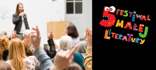 Po prawej stronie grafiki logo 5 edycji Festiwalu Małej Literatury a po lewej zdjęcie spotkania na którym kobieta przemawia a publiczność podnosi ręce.
