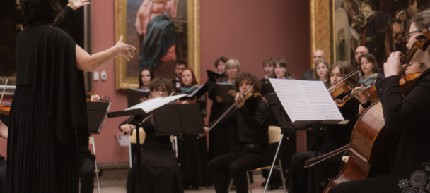 Na zdjęciu część orkiestry kameralnej w trakcie koncertu