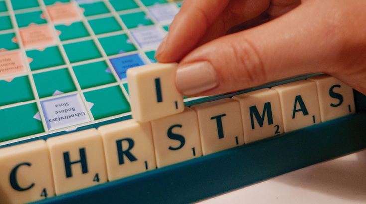 Kostki z literami gry Scrabble ułożone w wyraz "Christmas".
