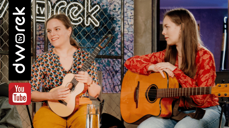 Muzyczny duet sióstr o nazwie Miód w studio Dworek TV.