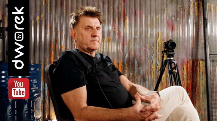 Na zdjęciu mężczyzna w czarnej koszulce i jasnych spodniach.