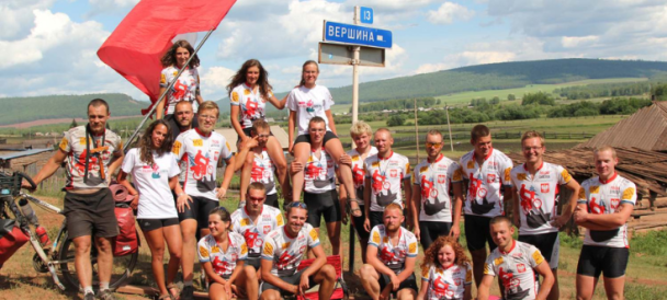 Grupa rowerzystów na końcu trasy