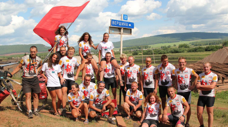 Grupa rowerzystów na końcu trasy