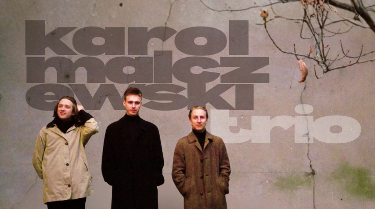 Na fotografii troje muzyków a za nimi na murze nazwa zespołu Karol Malczewski Trio.
