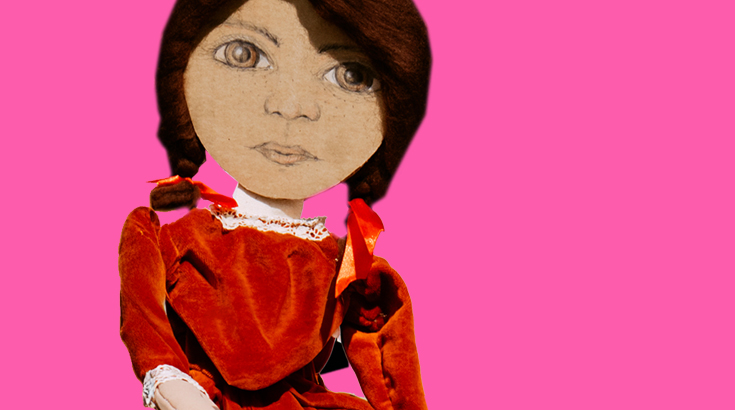 Na różowym tle dziewczynka z czarnymi włosami w warkoczach i czerwonej sukience z założonymi rękoma na piersiach.