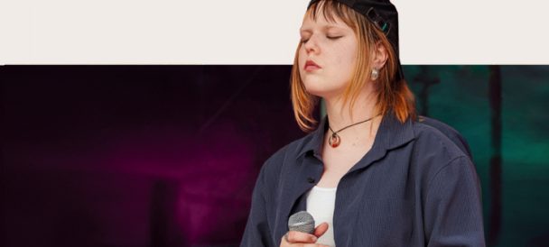 Na zdjęciu po prawej stronie kobieta z mikrofonem śpiewa z zamkniętymi oczami