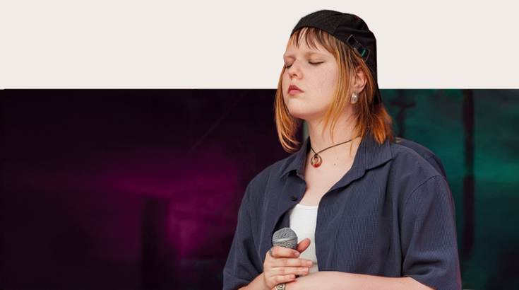 Na zdjęciu po prawej stronie kobieta z mikrofonem śpiewa z zamkniętymi oczami