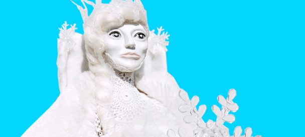 Na niebieskim tle biała królowa.