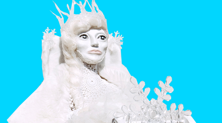 Na niebieskim tle biała królowa.