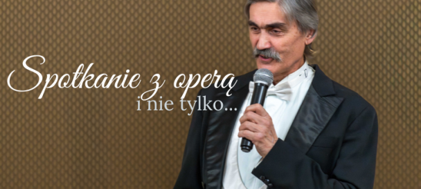 Po prawej stronie zdjęcia mężczyzna, elegancko ubrany, mówi do mikrofonu. Z lewej strony tytuł koncertu Spotkanie z operą i nie tylko