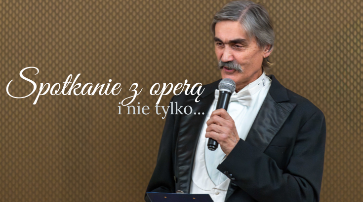 Po prawej stronie zdjęcia mężczyzna, elegancko ubrany, mówi do mikrofonu. Z lewej strony tytuł koncertu Spotkanie z operą i nie tylko