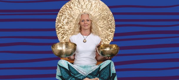 Na niebiesko granatowym tle w paski kobieta w siadzie skrzyżnym z dwiema złotymi misami w rękach na tle złotego gongu.