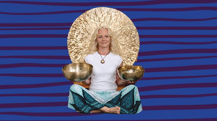 Na niebiesko granatowym tle w paski kobieta w siadzie skrzyżnym z dwiema złotymi misami w rękach na tle złotego gongu.