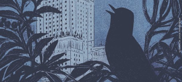 Grafika w granatowo niebieskiej kolorystyce przedstawia na pierwszym planie czarnego ptaka siedzącego wśród liści a w tle budynek Pałacu Kultury I nauki w Warszawie