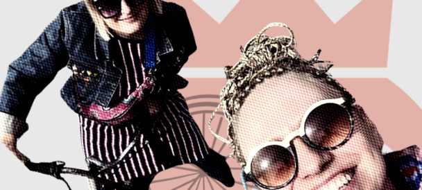 Dwie uśmiechnięte kobiety robią sobie selfie