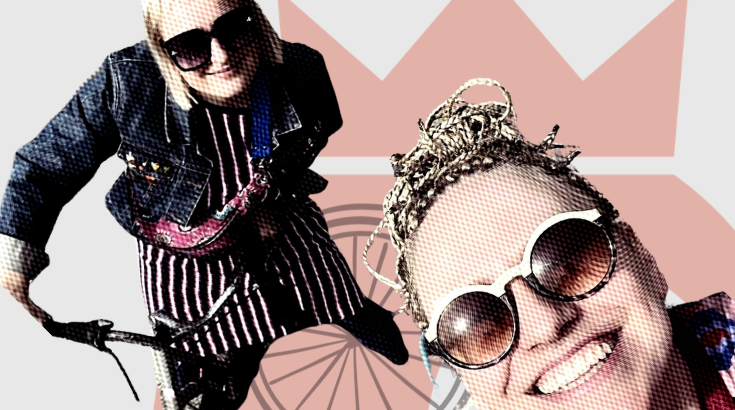 Dwie uśmiechnięte kobiety robią sobie selfie