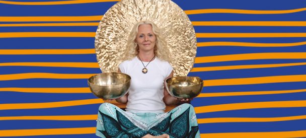 Na niebiesko pomarańczowym tle w paski kobieta siedzi w siadzie skrzyżnym trzymając w obu dłoniach złote misy a na jej tle złoty gong