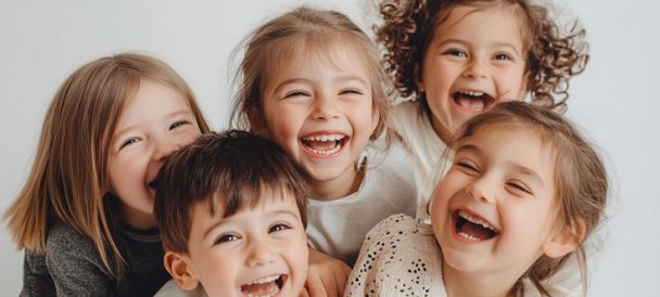 Na fotografii grupa roześmianych dzieci.