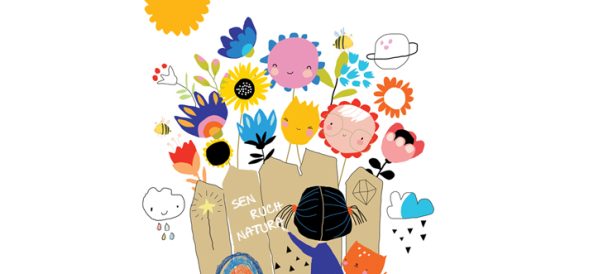 Na białym tle rysunek odwróconej tyłem małej dziewczynki która pisze po płotku. Nad płotkiem mnóstwo kolorowych kwiatów a nad nimi słońce