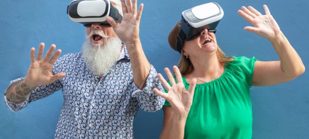 Na niebieskim tle kobieta i mężczyzna w okularach VR