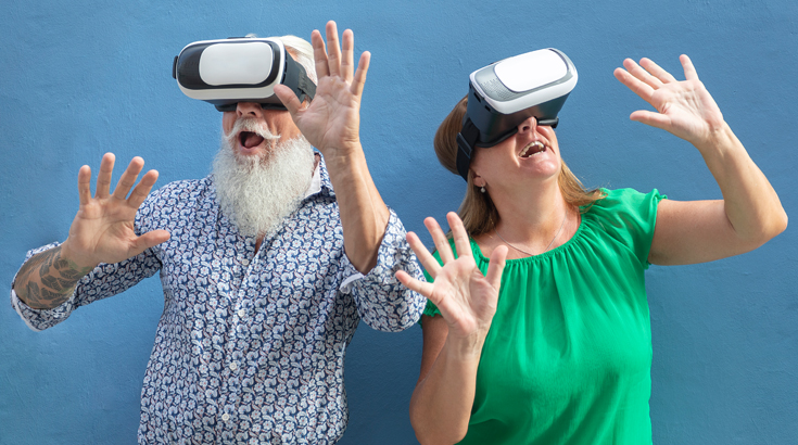 Na niebieskim tle kobieta i mężczyzna w okularach VR