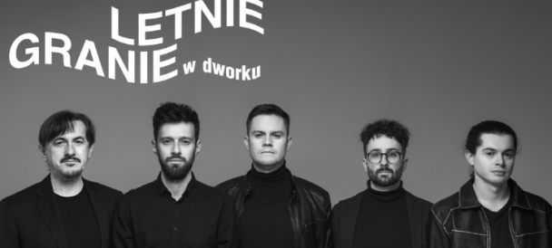 Czarno białafotografia na której widać pięcioro mężczyzn w rzędzie od pasa w górę patrzących w obiektyw. W lewym górnym rogu logo LETNIE GRANIE W DWORKU.