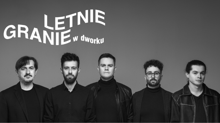 Czarno białafotografia na której widać pięcioro mężczyzn w rzędzie od pasa w górę patrzących w obiektyw. W lewym górnym rogu logo LETNIE GRANIE W DWORKU.
