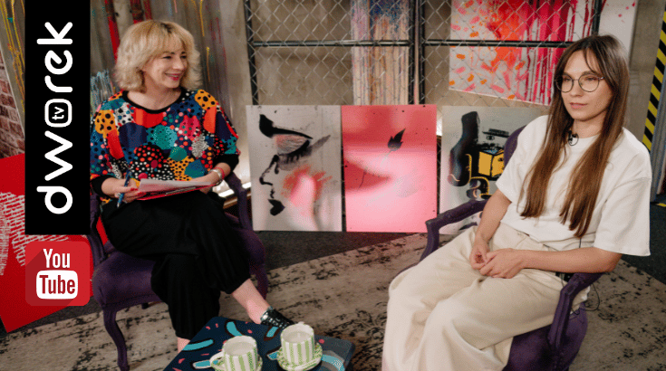 Dorota Halberda i Justyna Jędrysek w studio Dworek TV.